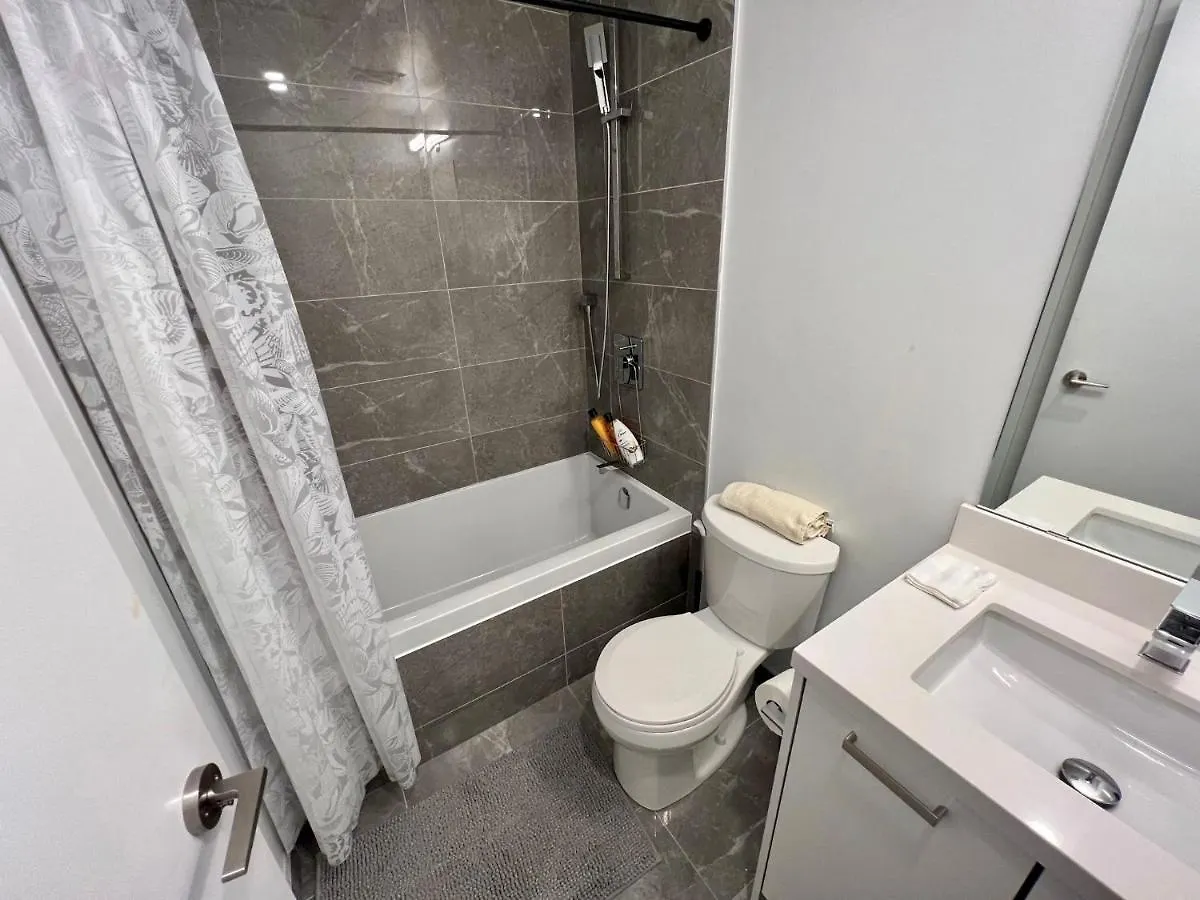 Perfectly Located Cozy Open-Concept Condo Toronto 0*,